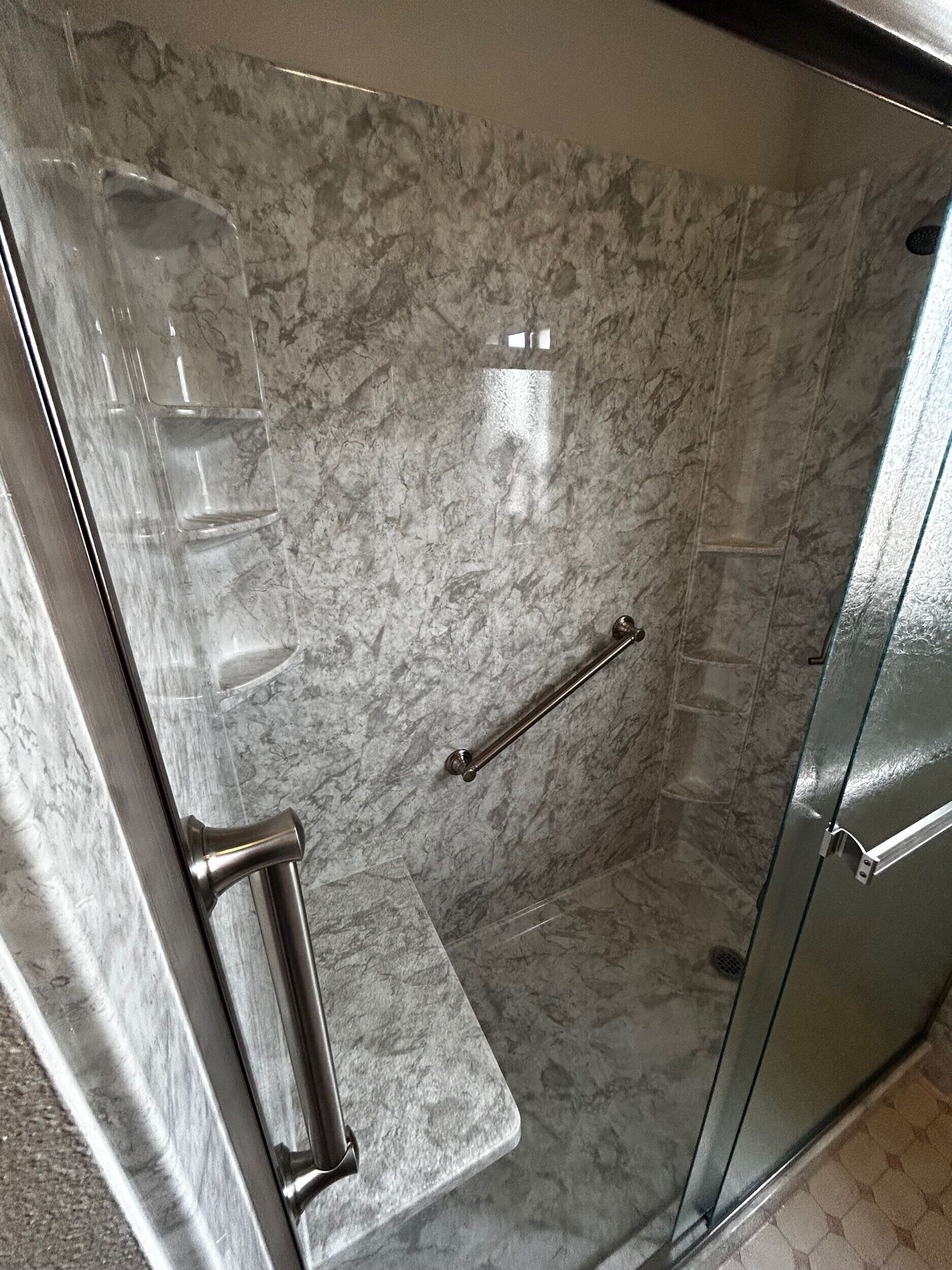 Low-barrier shower with a shower bench